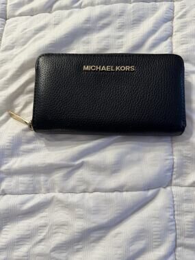 Michael Kors Black Wallet Zipper Gold Travel Classic Old Money Quiet Luxury